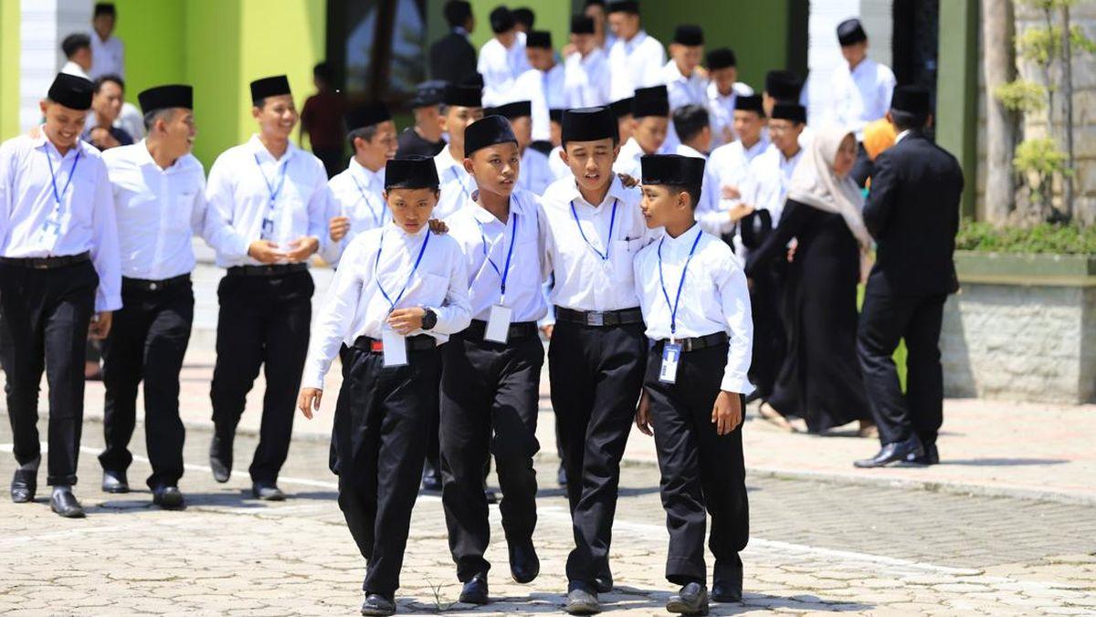 Ketua Umum MUI Sumsel: Pesantren dan Santri Harus Menjadi Garda Terdepan Penjaga Akhlak Umat dan Generasi Muda
